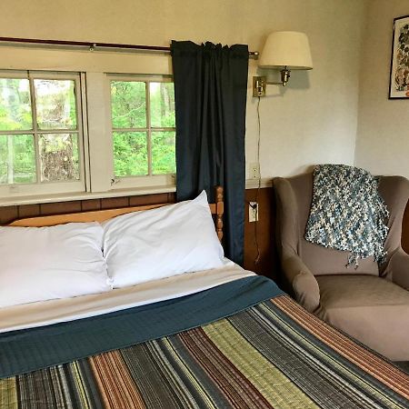 Chamber Lane Motel Round Lake Екстериор снимка