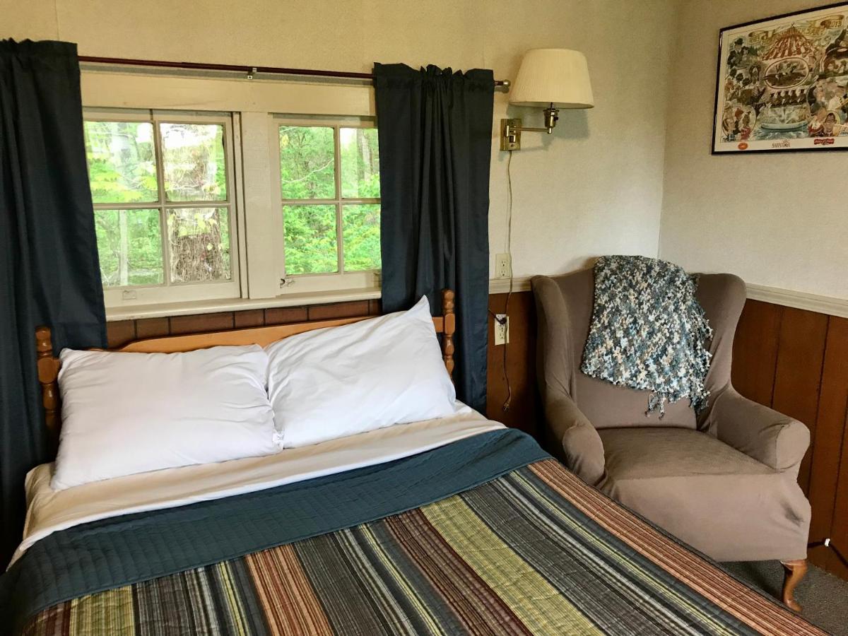 Chamber Lane Motel Round Lake Екстериор снимка