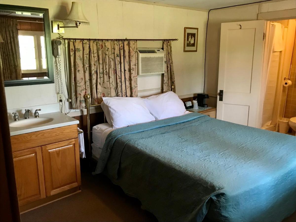 Chamber Lane Motel Round Lake Екстериор снимка