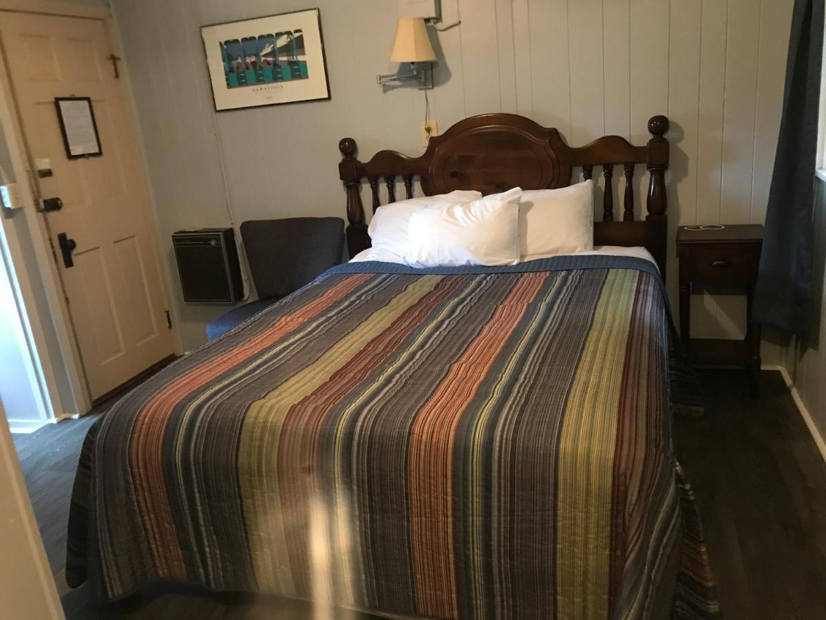Chamber Lane Motel Round Lake Екстериор снимка
