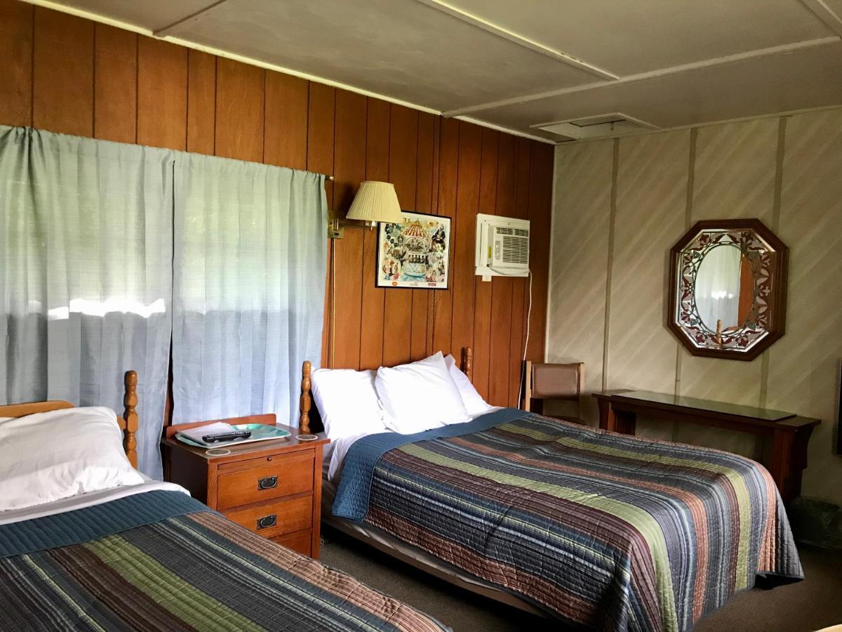 Chamber Lane Motel Round Lake Екстериор снимка