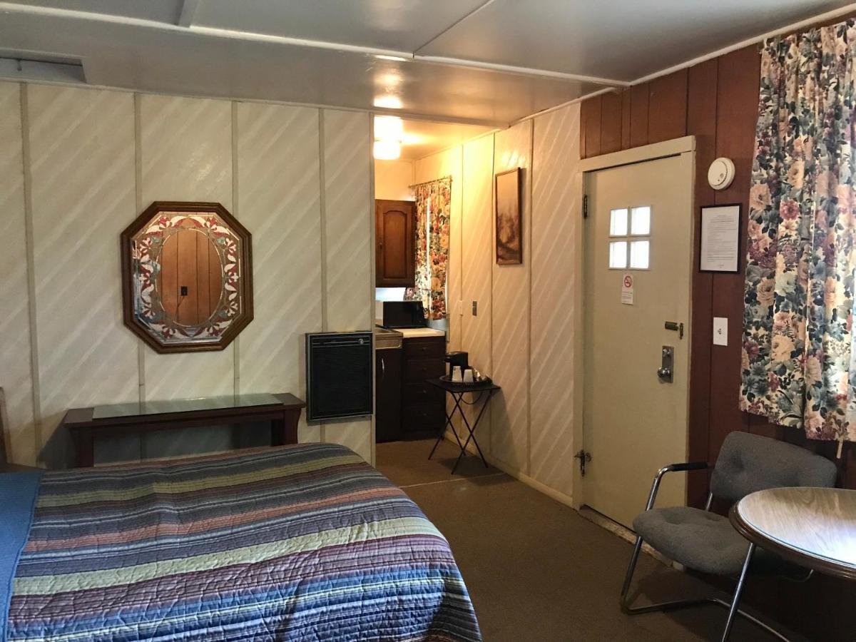 Chamber Lane Motel Round Lake Екстериор снимка