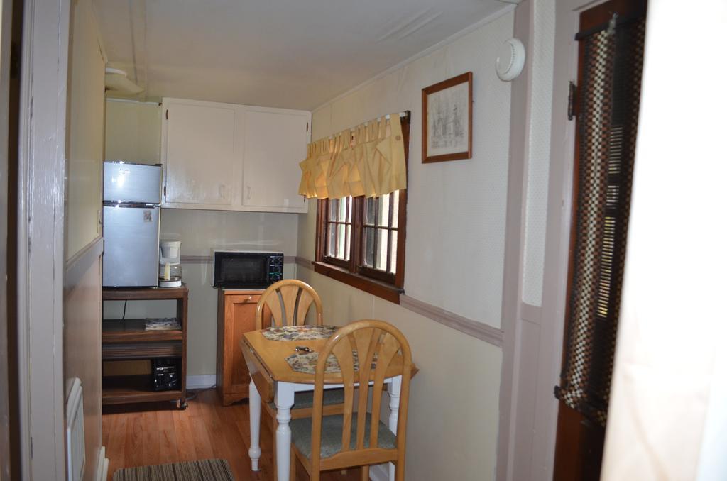 Chamber Lane Motel Round Lake Екстериор снимка