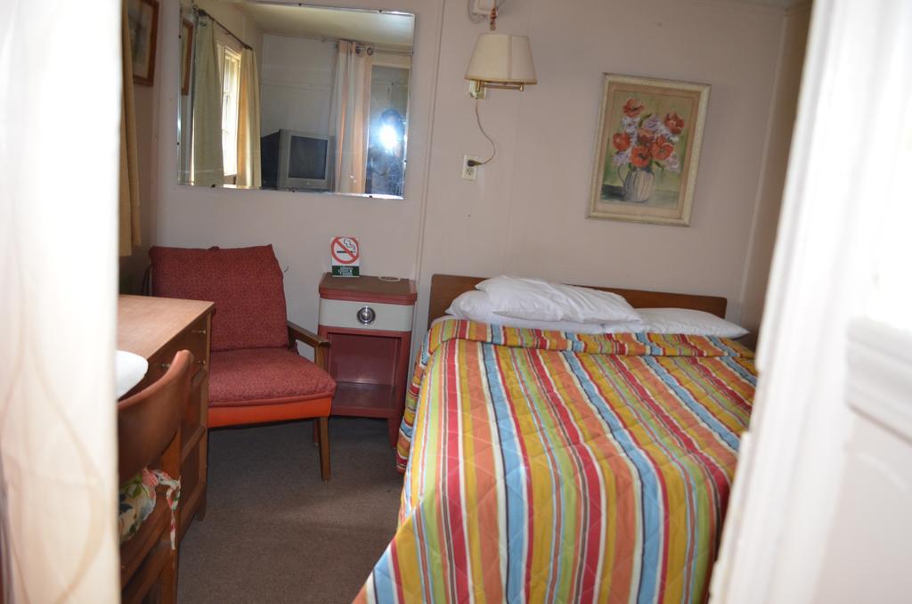 Chamber Lane Motel Round Lake Екстериор снимка