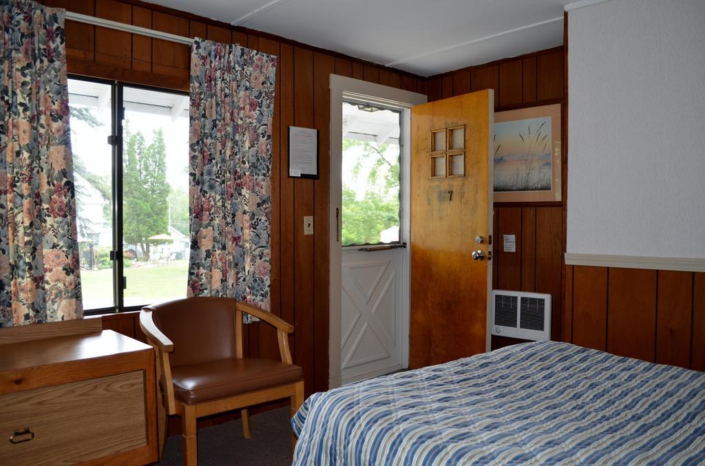Chamber Lane Motel Round Lake Екстериор снимка