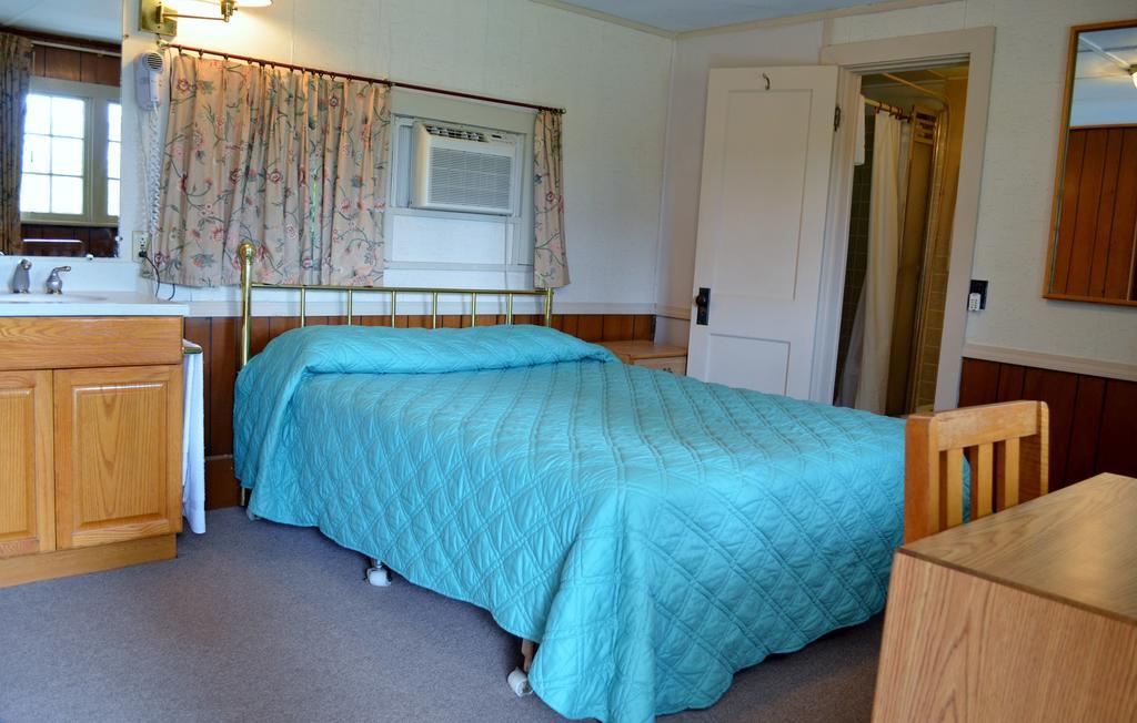 Chamber Lane Motel Round Lake Екстериор снимка