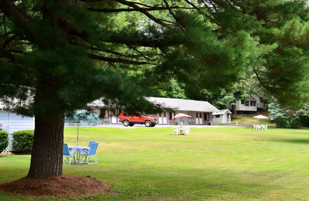 Chamber Lane Motel Round Lake Екстериор снимка