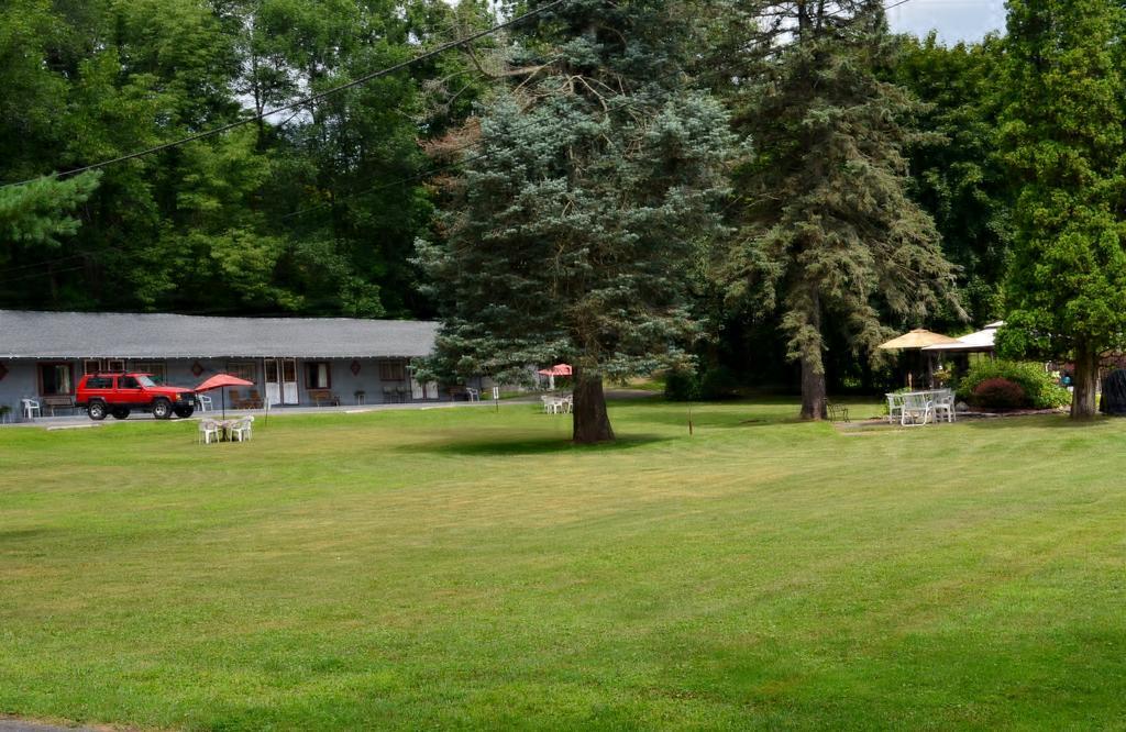 Chamber Lane Motel Round Lake Екстериор снимка