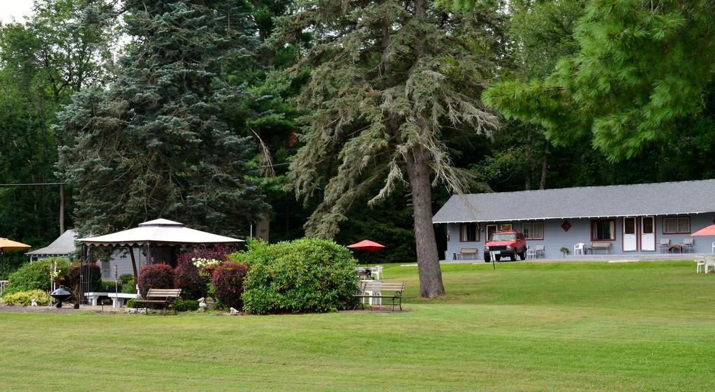 Chamber Lane Motel Round Lake Екстериор снимка