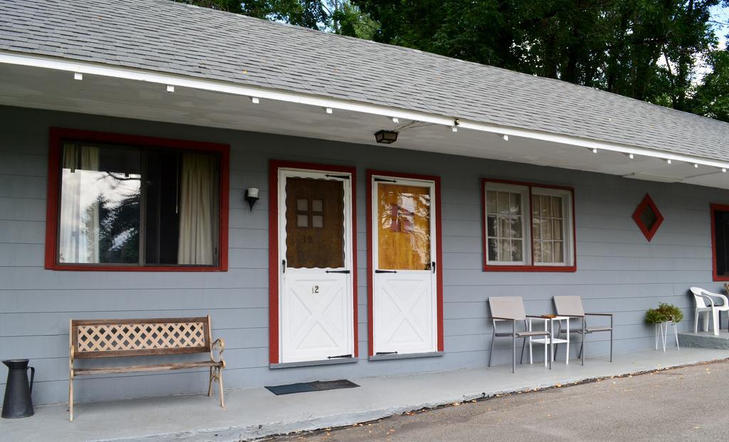 Chamber Lane Motel Round Lake Екстериор снимка