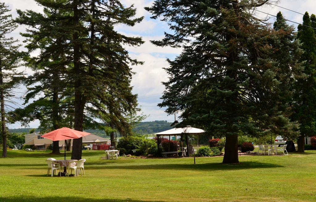 Chamber Lane Motel Round Lake Екстериор снимка