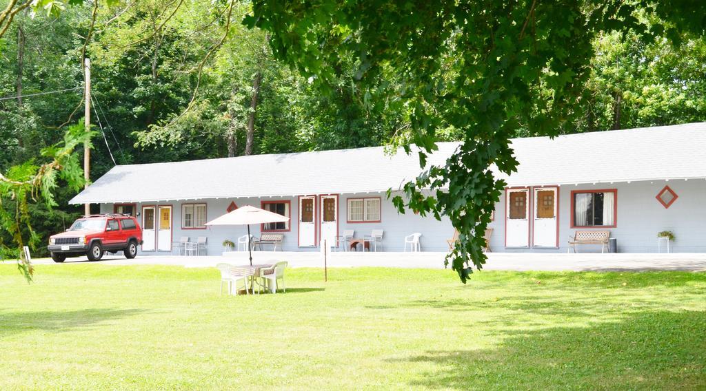 Chamber Lane Motel Round Lake Екстериор снимка