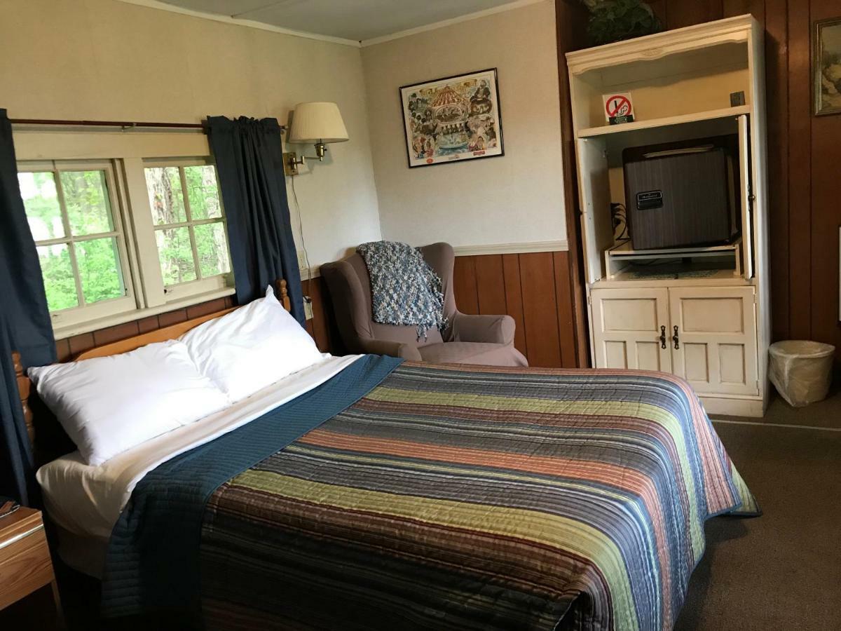 Chamber Lane Motel Round Lake Екстериор снимка