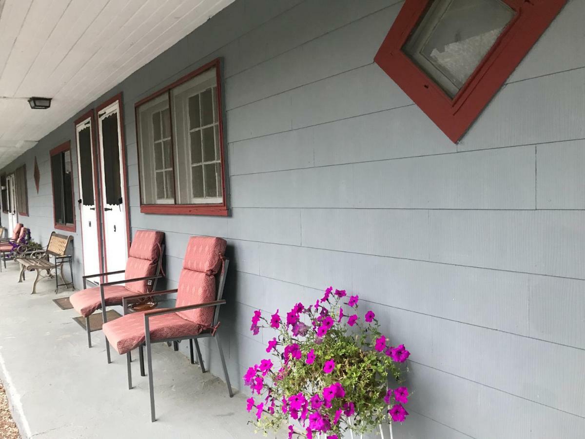 Chamber Lane Motel Round Lake Екстериор снимка